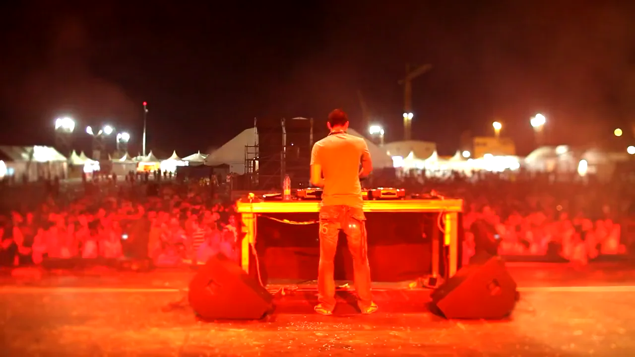 DJ a světla na hudební scéně, ilustrační inspirace večerního programu